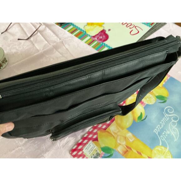 Le Donne Leather Simple Flap Over Crossbody Bag Black - Picture 13 of 16